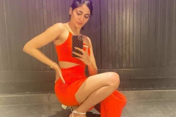 உள்ளாடை தெரியும் படி போஸ் கொடுத்த லாஸ்லியா!! இப்படி இறங்கிட்டீங்க