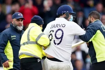 இங்கிலாந்து - இந்தியா போட்டியின் இடையே ரசிகரின் காமெடி கலாட்டா