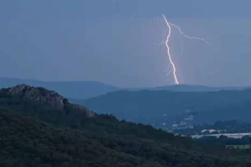 சுவிட்சர்லாந்தில் மின்னல் தாக்கியவர்களை மீட்கச் சென்ற மீட்புக் குழுவினர் சந்தித்த அதிர்ச்சி