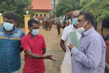 மகிழ்ச்சியின் உச்சத்தில்   நீதிமன்ற வாசலில் கேக் வழங்கிய சிவாஜிலிங்கம்!