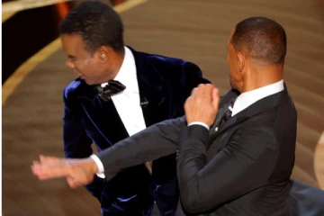 அந்த சம்பவம்... கண்கலங்கியபடி பேசிய கிறிஸ் ராக்- எழுந்து நின்று கைதட்டிய ரசிகர்கள்