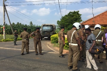 வீதியில் சென்ற இளைஞனை கடத்தி தாக்கி வீசி விட்டு சென்ற பொலிஸார் -யாழில் சம்பவம்