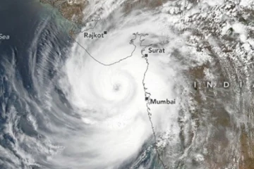 குஜராத்தில் கரையை கடக்கும் பைபர்ஜாப் புயல்: 140 கி மீ வேகத்தில் சூறைக் காற்று, கதிகலங்கும் மக்கள்