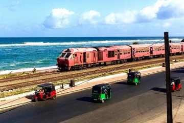 மோட்டார் சைக்கிள் ரயிலுடன் மோதி பெண் உயிரிழப்பு