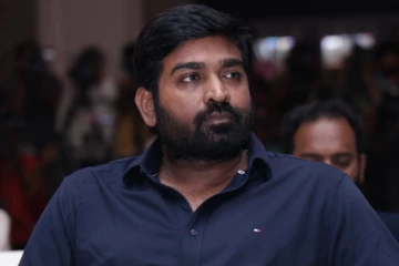 தனது அழகிய குடும்பத்துடன் செல்ஃபி எடுத்த விஜய் சேதுபதி.. புகைப்படத்துடன் இதோ