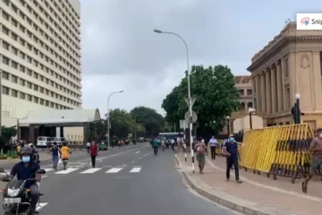 போராட்டக் களத்திற்கு விரைந்த சஜித் விரட்டியடிப்பு (Photo)