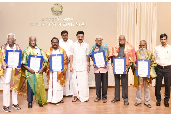 மறைந்த கலைஞரின் 99-வது பிறந்தநாளை முன்னிட்டு சாகித்திய அகாதமி விருது - முதலமைச்சர் மு.க.ஸ்டாலின் வழங்கினார் - தமிழ்நாடு