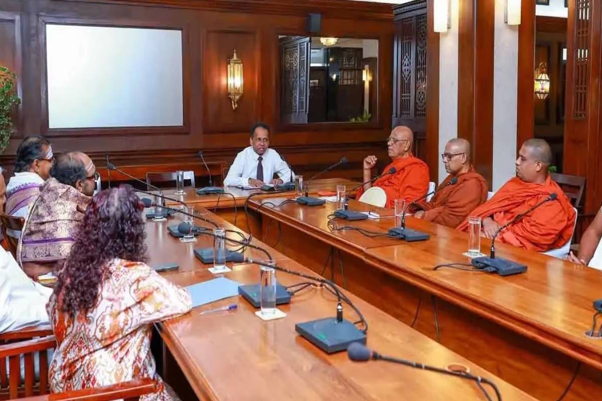 அனோஜனை விடுவிக்க அரச தலையீடு கோரி மகாநாயக்க தேரர்கள் ஜனாதிபதிக்கு மகஜர் | Buddhist Monks Submit President Seeking Anojan அனோஜனை விடுவிக்க அரச தலையீடு கோரி மகாநாயக்க தேரர்கள் ஜனாதிபதிக்கு மகஜர் | Buddhist Monks Submit President Seeking Anojan