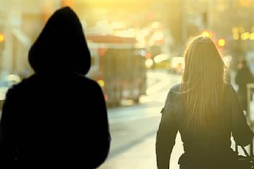 பெண்ணிற்கு மோசடி செய்த குடும்பம் ; 2.2 மில்லியன் தங்க நகைகளைத் திருட்டு