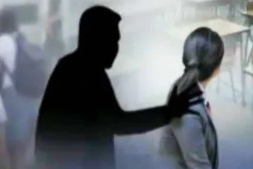 வீதியில் சென்ற மாணவிக்கு திடீரென முத்தம் கொடுத்த நபர்!