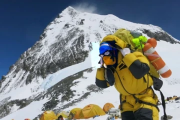 எவரெஸ்ட் சிகரத்தில் புதிய விதி அமல்: மலையேறுபவர்கள் மலத்தை இனி விட்டுச் வர முடியாது! விவரம் இதோ