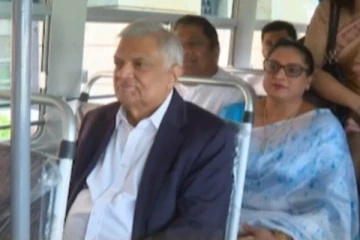 ජනපති රනිල් අද බසයේ ගිය ගමන