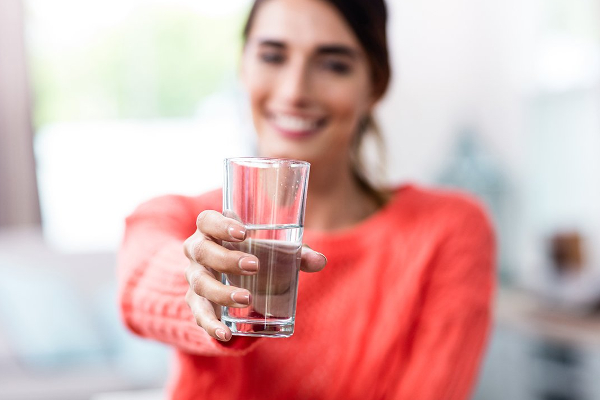 நின்று கொண்டே தண்ணீர் குடிச்சா  இவ்வளவு ஆபத்து வருமாம்.... இனி இந்த தவறுகளை எல்லாம் செய்ய வேண்டாம்! | How To Drink Water