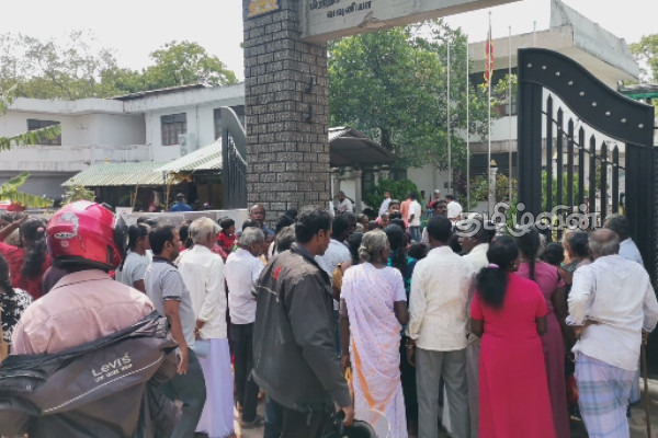 வவுனியா பிரதேச செயலகத்தினை முற்றுகையிட்டு பொதுமக்கள் ஆர்பாட்டம் | Public Protest Vavunia Divisional Secretariat