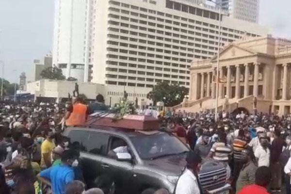 சிறிலங்கா அரச தலைவர் செயலகத்திற்குள் பலவந்தமாக நுழைய முற்பட்டவர்களால் பதற்றம்! - ஐபிசி தமிழ்