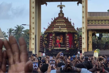 தேரில் ஆரோகணித்து பக்தர்களுக்கு அருட்காட்சி தந்த அழகன் நல்லூர் கந்தன்- LIVE