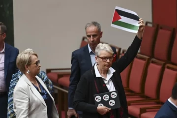 அவுஸ்திரேலிய நாடாளுமன்றத்தில் பாலஸ்தீன கொடி; கிறீன்ஸ் கட்சியினர் வெளிநடப்பு