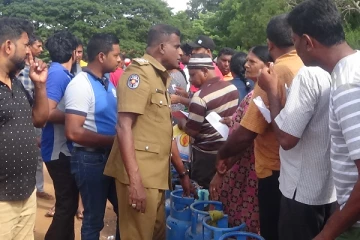 வவுனியாவில் ஒழுங்கமைக்கப்பட்ட முறையில் 1000 பேருக்கு எரிவாயு விநியோகம்