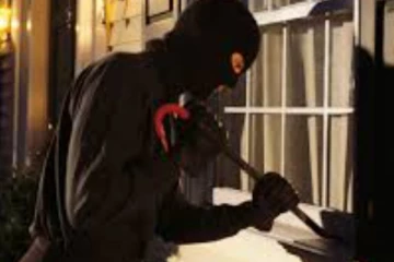 පාන්දර නිවසකට ඇතුළු වූ පිරිසකට සිදු වූ දේ..