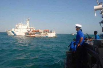 ஆழ்கடலில் பெருமளவு போதைப்பொருளுடன் சிக்கிய படகுகள்