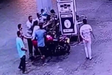 வரக்காபொல பகுதியில் பொலிஸ் உத்தியோகத்தரை தாக்கிய இராணுவம் அதிகாரி! (Video)