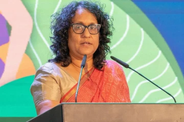 විභාග ලකුණු විතරක් බලලා හරියන්නේ නැහැ - අගමැතිනිය පාසල්වලට දුන් විශේෂ පණිවිඩය