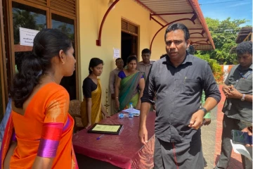 அரச அதிகாரிகளாக இருந்து அரசியல் செய்பவர்கள் பதவி விலகுமாறு கோரிக்கை (Video)