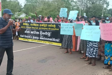 வவுனியாவில் மக்கள் வீதியை மறித்து போராட்டம் (Photos)