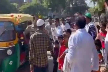 ஒரு ஆட்டோவில் இத்தனை பேர் பயணமா? ஆடிப்போன போக்குவரத்து அதிகாரிகள்; வைரல் வீடியோ!