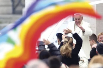 தன் பாலின ஈர்ப்பாளர்களுக்கு தேவாலய கதவு திறந்திருக்கும் - சொன்னது போப் பிரான்சிஸ்!