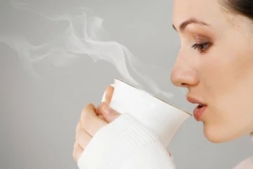 சுட சுட வெந்நீர் குடித்தால் இத்தனை பாதிப்புக்களை ஏற்படுத்துமா? எச்சரிக்கையாக இருங்க