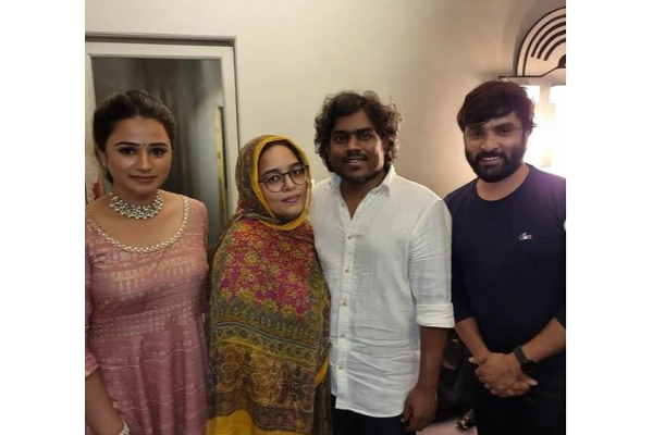 யுவன் ஷங்கர் ராஜா மனைவியா இது, யாருடன் புகைப்படம் எடுத்துள்ளார் பாருங்க- செம லேட்டஸ்ட் க்ளிக் | Snehan Visit To Yuvan Shankar Raja Home