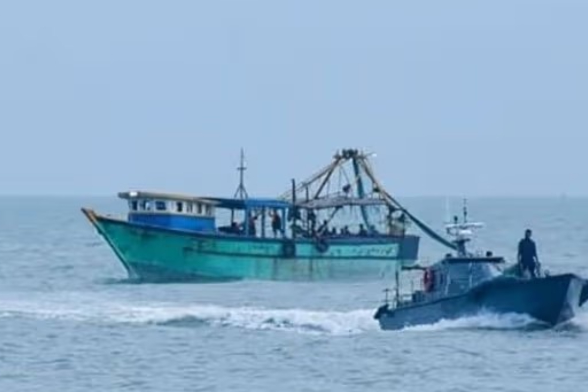 நீர்கொழும்பு கடற்பரப்பில் விபத்தில் சிக்கிய கடற்றொழில் படகு : மீட்பு நடவடிக்கைகள் தீவிரம் | Sri Lanka Air Force Rescues Fishing Boat Distress