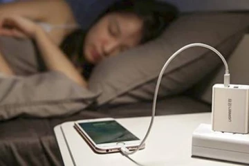 இரவு நேரங்களில் மொபைல் போனை சார்ஜ் போட்டால் என்ன நடக்கும் தெரியுமா?