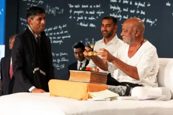 இந்து மதம் என்னை வழிநடத்துகிறது - மனம் துறந்த ரிஷி சுனக் | Uk Pm Rishi Sunak Hindu At Morari Bapu Ramkatha