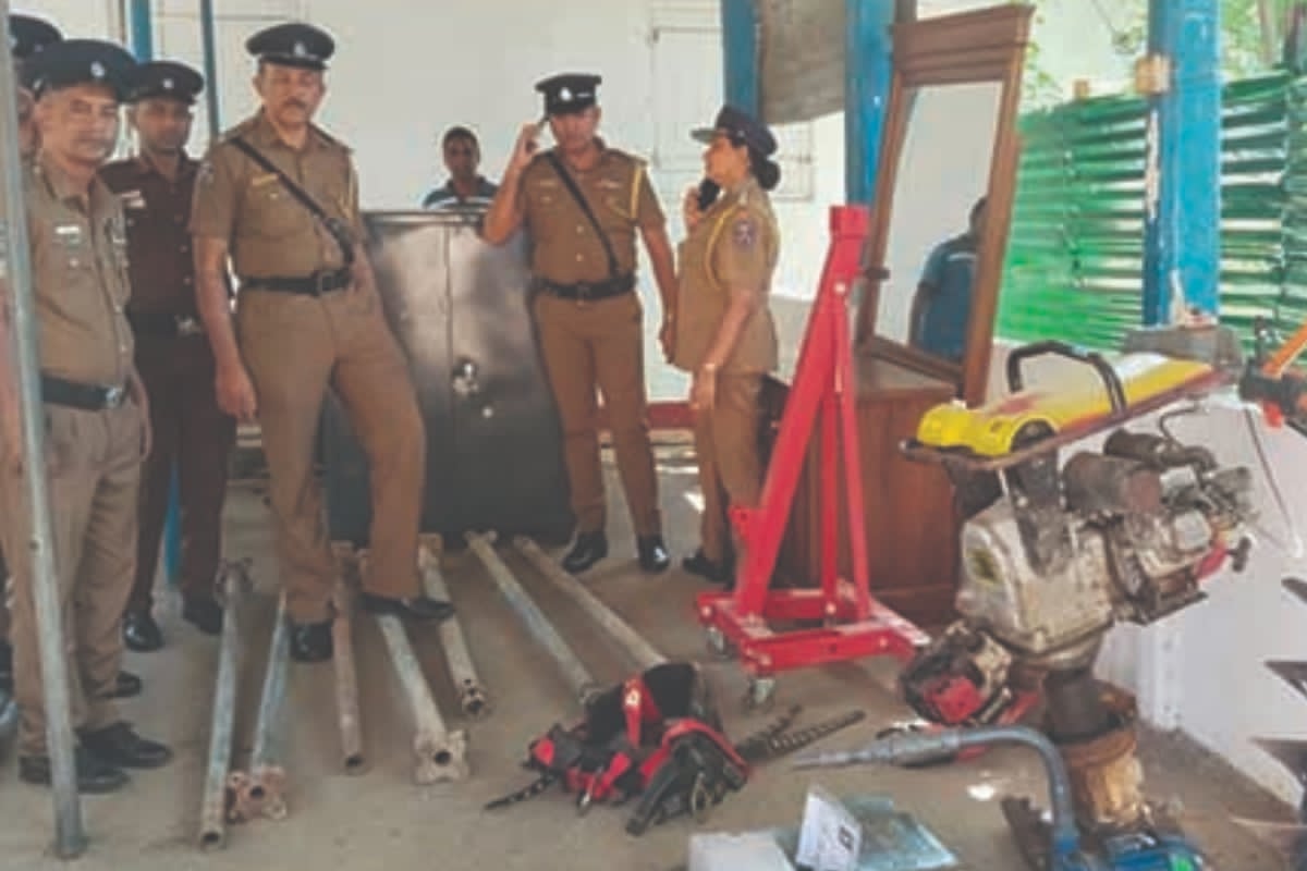 வெளிநாடு சென்றவருக்கு அதிர்ச்சி! இலங்கையிலுள்ள வீட்டில் நடந்த பயங்கரம் | Security Guard Arrested For Selling Goods