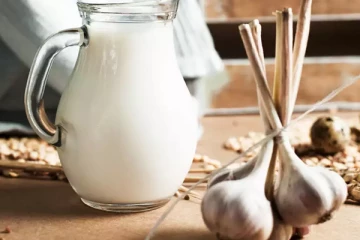 பாலில் பூண்டை வேகவைத்து குடிப்பதால் இவ்வளவு ஆபத்துக்கள் உள்ளதா? உஷார் மக்களே