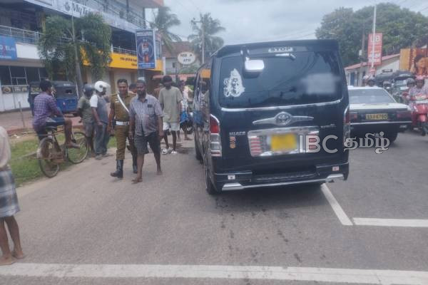 யாழில் பல வாகனங்கள் மோதி பாரிய விபத்து : ஒருவர் படுகாயம் | Three Vehicle Collision Accident In Kopay Jaffna யாழில் பல வாகனங்கள் மோதி பாரிய விபத்து : ஒருவர் படுகாயம் | Three Vehicle Collision Accident In Kopay Jaffna
