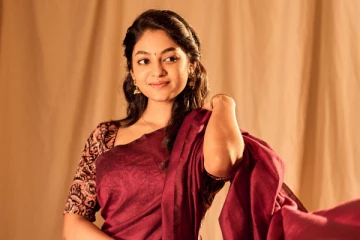 நடிகை இவானா சேலையில் அழகிய போட்டோஷூட்