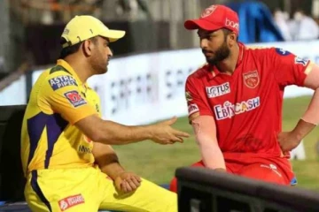 CSK போட்டியில் தனி ஒருவனாக போராடிய தமிழன் ஷாருக்கானை அழைத்து பேசிய டோனி! வைரலாகும் புகைப்படம்