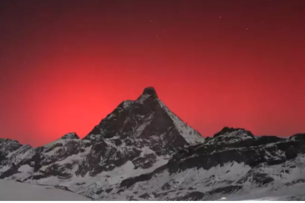 செக்கச் சிவந்த வானம் ;அரிய நிகழ்வைக் கண்டுகளித்த மக்கள் | People Witness Rare Crimson Sky Event