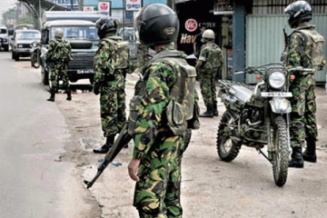 பொலிஸாரின் கைத்துப்பாக்கியுடன் சந்தேகநபர் தப்பியோட்டம்