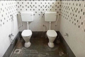 மீண்டும் சர்ச்சை; ஒரே அறையில் இரண்டு வெஸ்டர்ன் கழிவறைகள்