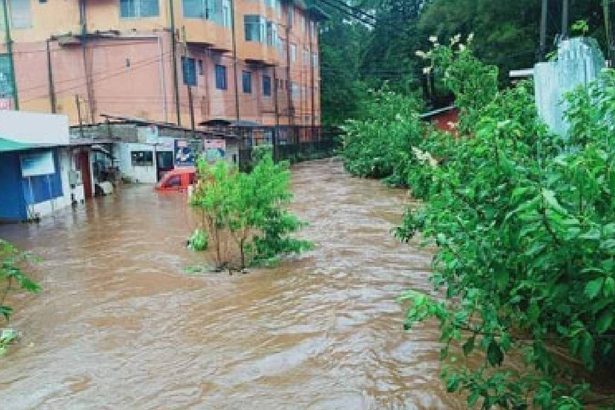 தலவாக்கலையில் வெள்ள அனர்த்தம் - பல குடும்பங்கள் பாதுகாப்பான இடங்களுக்கு இடம்பெயர்வு | Thalawakkala Flood Victims Moved To Safety தலவாக்கலையில் வெள்ள அனர்த்தம் - பல குடும்பங்கள் பாதுகாப்பான இடங்களுக்கு இடம்பெயர்வு | Thalawakkala Flood Victims Moved To Safety