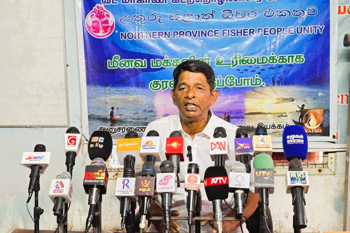 இலங்கை கடற்பரப்பில் தொடரும் இந்திய கடற்றொழிலாளர்களின் அத்துமீறல் : எழுந்துள்ள குற்றச்சாட்டு | Encroachment By Indian Fishermen Into Sri Lanka இலங்கை கடற்பரப்பில் தொடரும் இந்திய கடற்றொழிலாளர்களின் அத்துமீறல் : எழுந்துள்ள குற்றச்சாட்டு | Encroachment By Indian Fishermen Into Sri Lanka