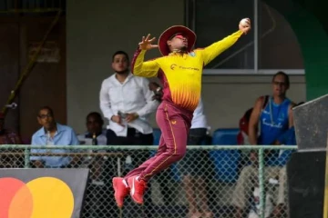 சிக்ஸருக்கு சென்ற பந்தை ஸ்பைடர்மேன் போல் கேட்ச் செய்த வீரர்! உறைந்து போன எதிரணி..வைரலாகும் வீடியோ