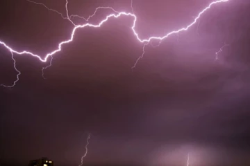 කාඩ් සෙල්ලම් කරමින් සිටි අයෙකුට අකුණු සැර වැදී ජීවිතක්ෂයට..!