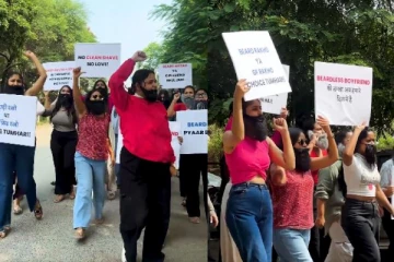 காதலிக்க தாடி இல்லாத ஆண்கள் வேண்டும் - ஊர்வலம் சென்ற இளம் பெண்கள்