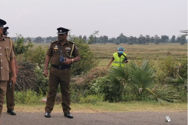 யாழில் பெண்ணிடம் கைவரிசையை காட்டிய இருவர் | Two Men Who Showed Hand To Woman In Yali