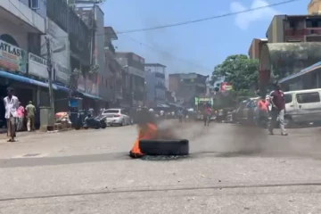 கொழும்பில் வீதியை மறித்து நடுவீதியில் டயர் எரித்து மக்கள் ஆர்ப்பாட்டம் (Video)